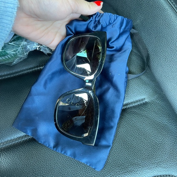 Black square Gucci sunglasses - Picture 3 of 4